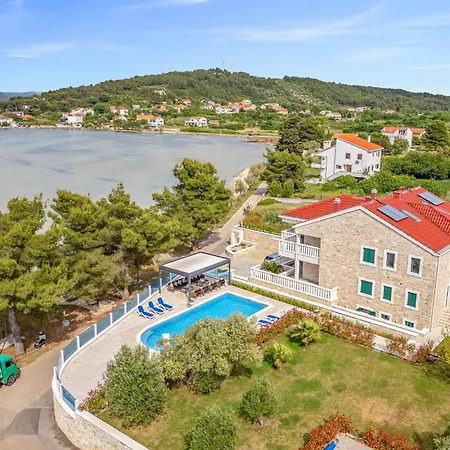 Διαμέρισμα In *